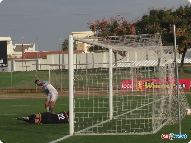 אלנתן סלמי כובש את שער הנצחון (שקד מורג)